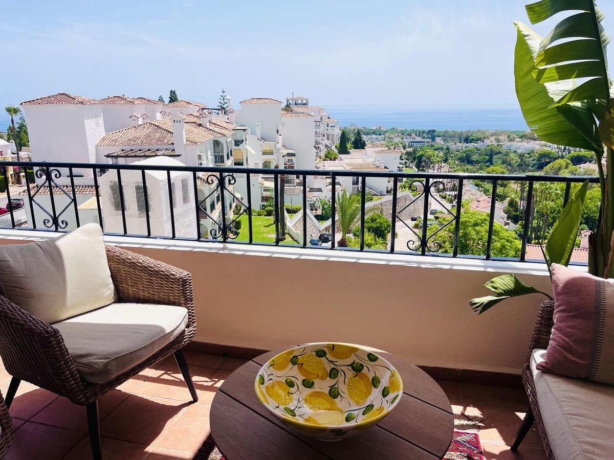 2 Bed Middle Floor Apartment in Calahonda in Calahonda, Apartment