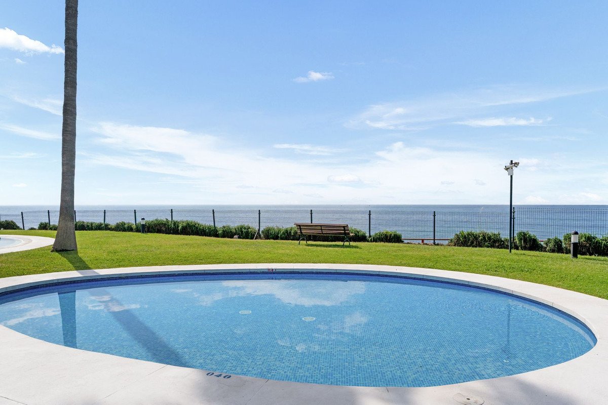 2 Bed Middle Floor Apartment in Calahonda in Calahonda, Apartment
