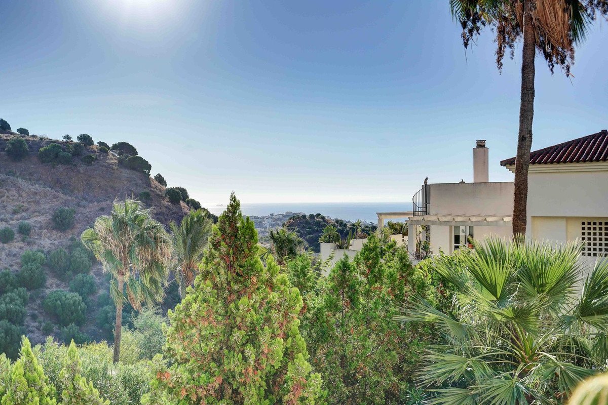 2 Bed Middle Floor Apartment in Calahonda