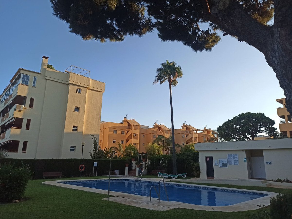 2 Bed شقة في الطابق الأوسط in Calahonda في Calahonda, 