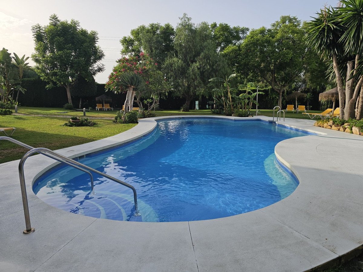 2 Bed شقة في الطابق الأوسط in Calahonda في Calahonda, شقة