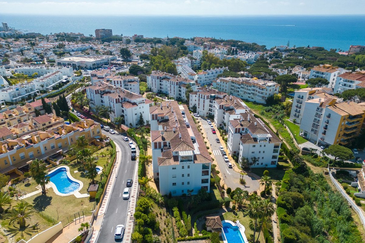 2 Bed Middle Floor Apartment in Calahonda in Calahonda, Apartment