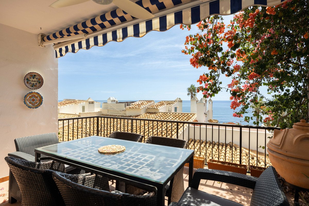 2 Bed Middle Floor Apartment in Calahonda
