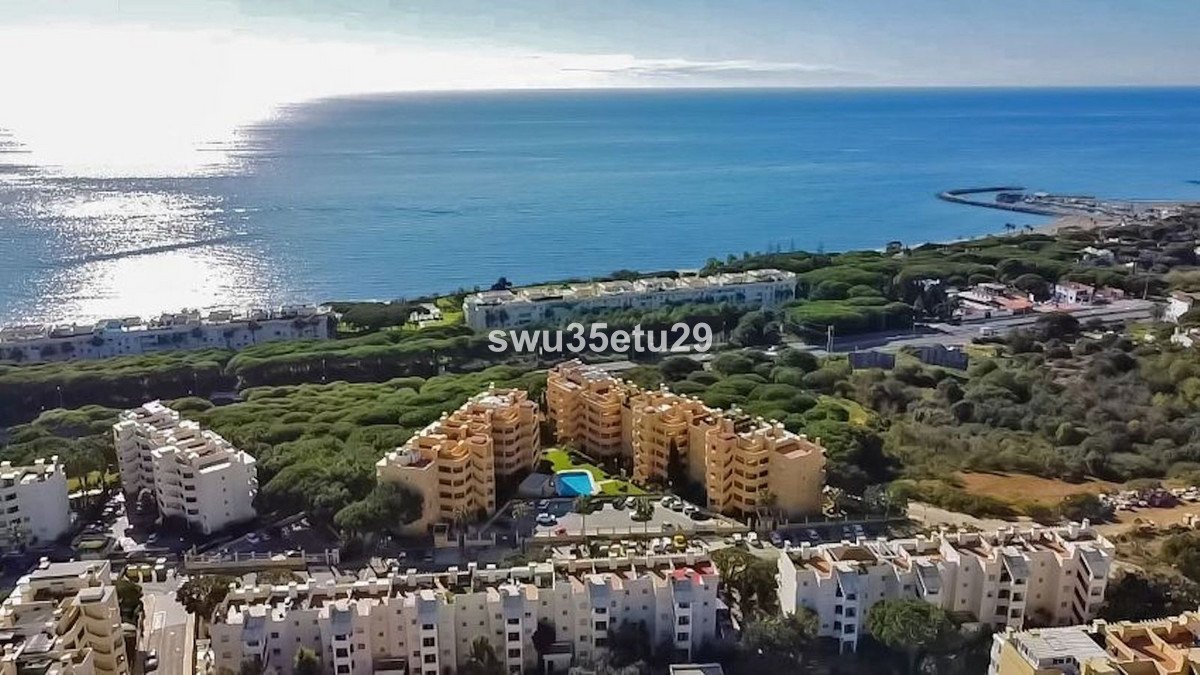 2 Bed شقة في الطابق الأوسط in Calahonda في Calahonda, 