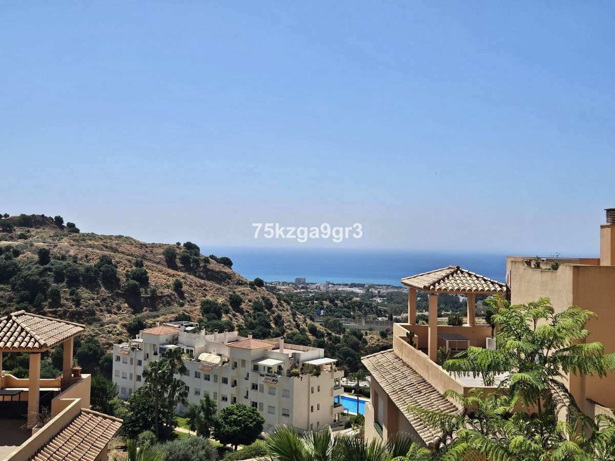 Apartment with sea view and outdoor terrace overlooking hills