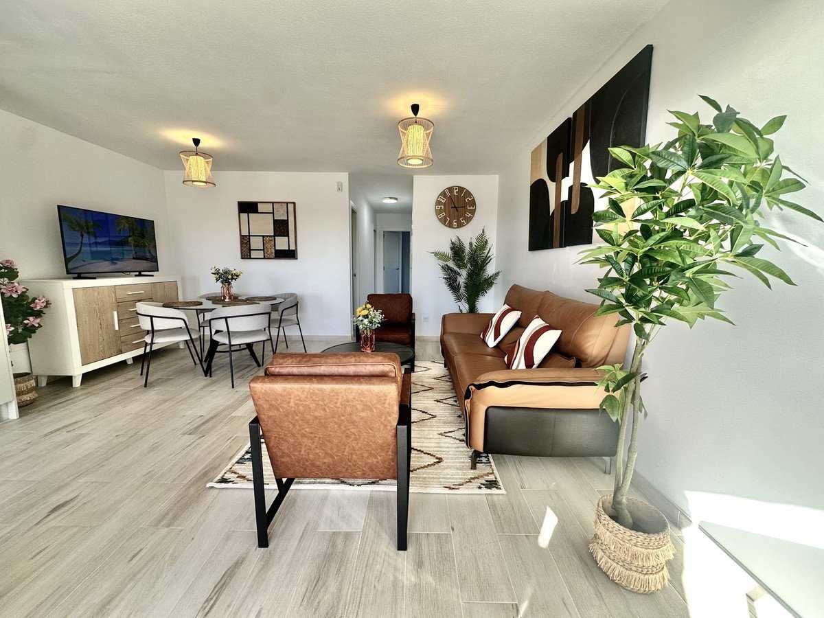 2 Bed شقة في الطابق الأوسط in Calahonda في Calahonda, 