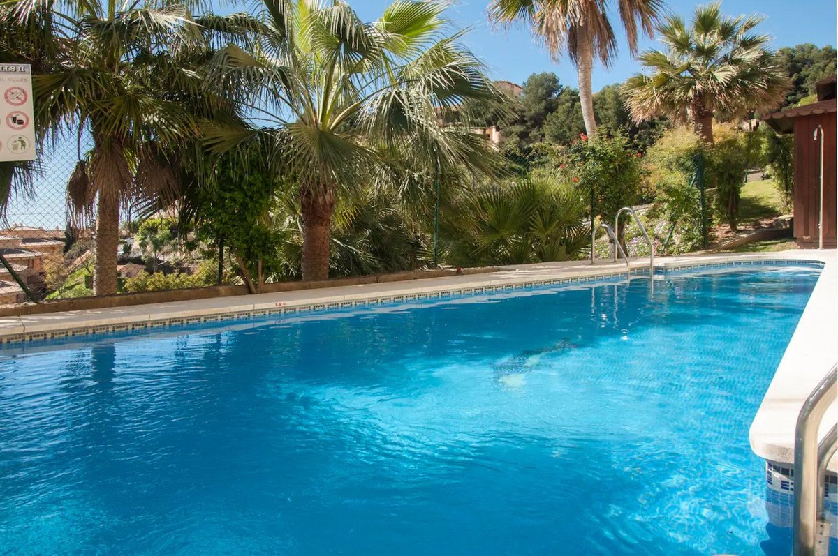 2 Bed شقة في الطابق الأوسط in Calahonda في Calahonda, شقة