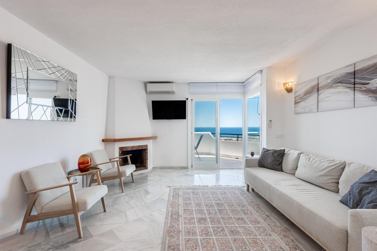 2 Bed Middle Floor Apartment in Calahonda in Calahonda, Apartment
