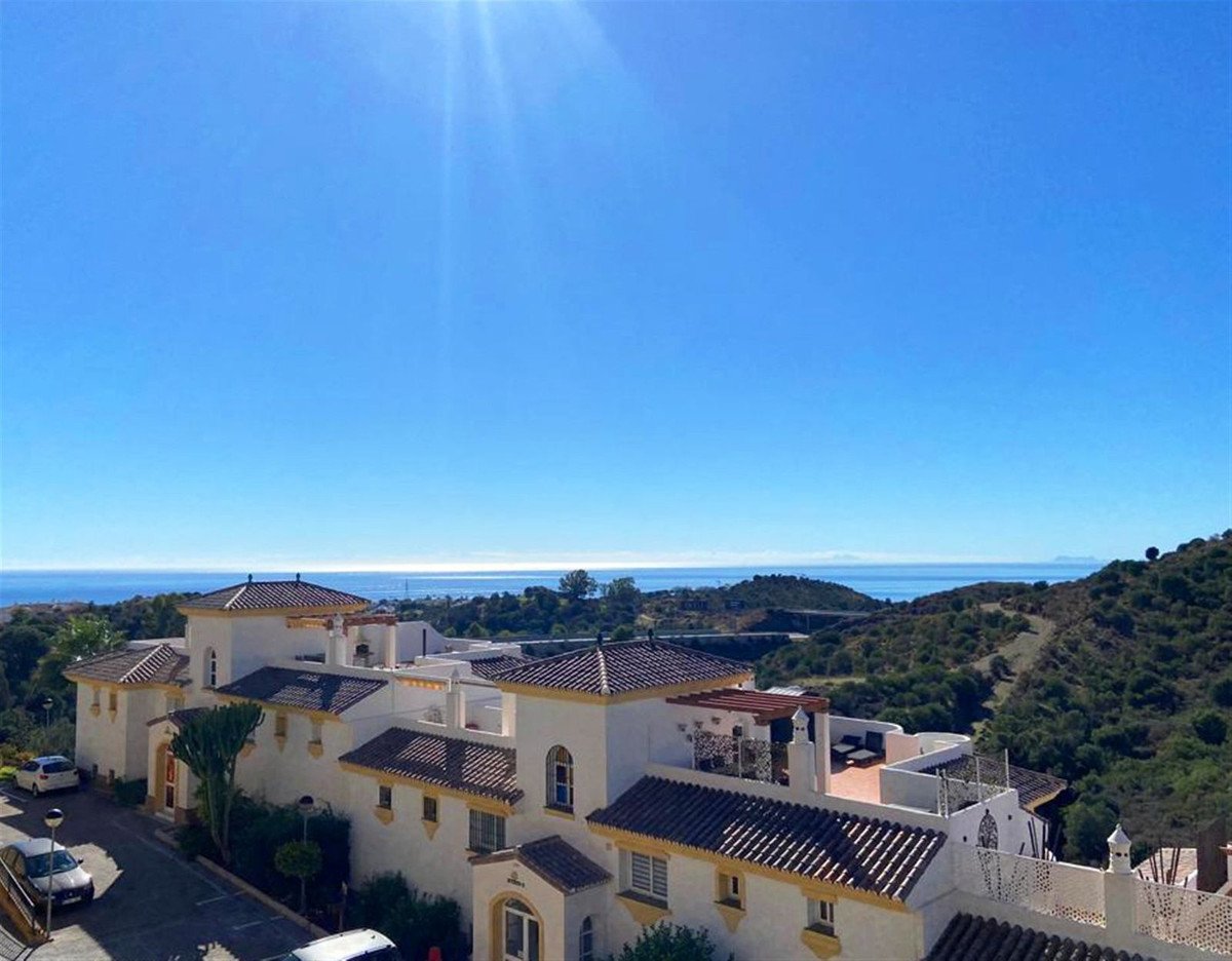 3 Bed Middle Floor Apartment in Calahonda in Calahonda — Apartment