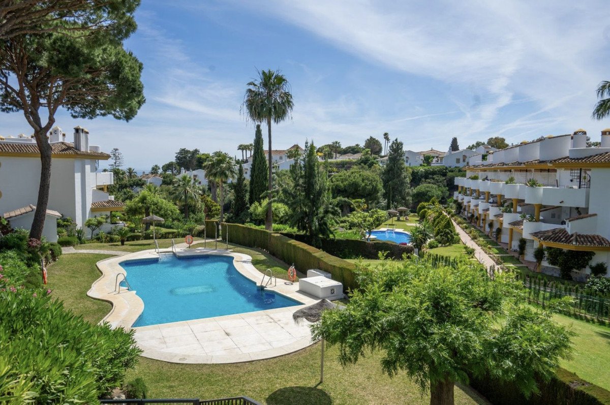 3 Bed Middle Floor Apartment in Calahonda in Calahonda, Apartment
