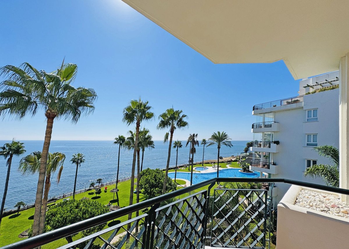 3 Bed Keskikerroksen huoneisto in Calahonda