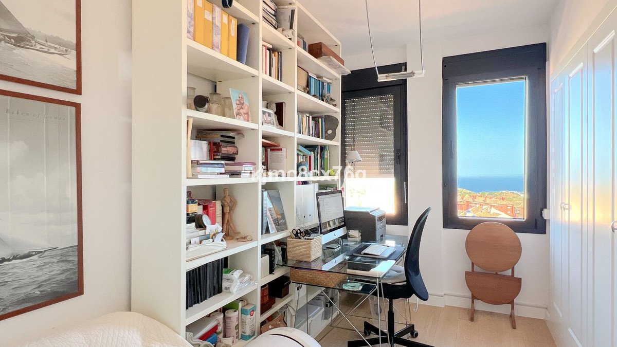 4 Bed شقة في الطابق الأوسط in Calahonda في Calahonda, شقة