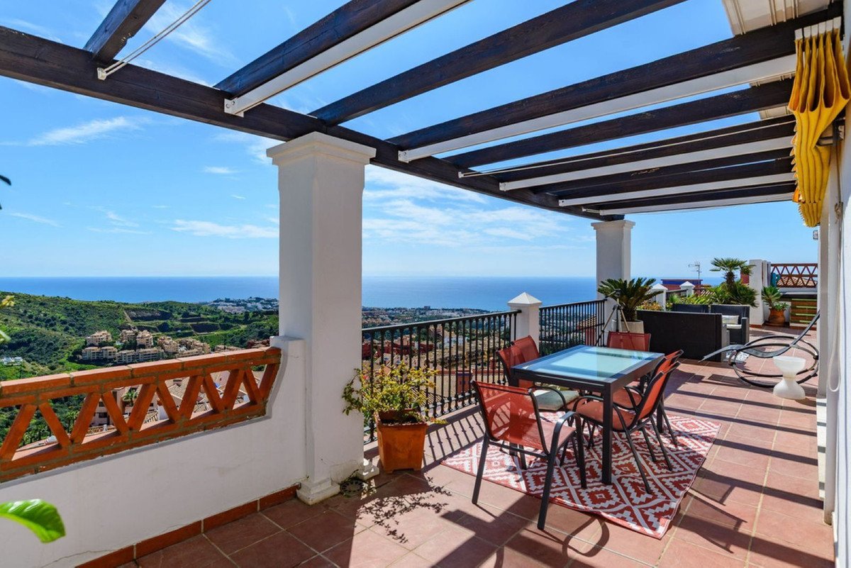 2 Bed Penthouse in Calahonda in Calahonda, Penthouse