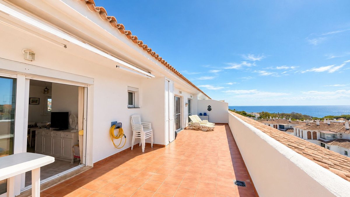 2 Bed شقة في الطابق الأوسط in Calahonda في Calahonda, 
