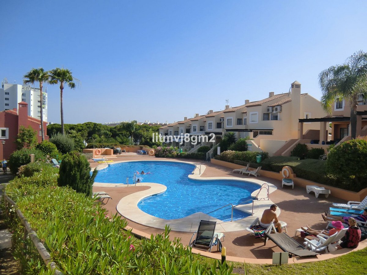 3 Bed بيت مدينة in Calahonda في Calahonda, تاون هاوس