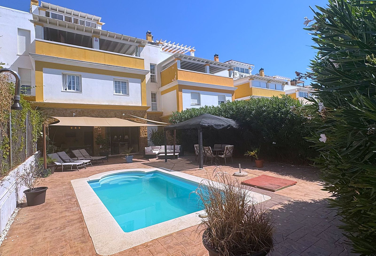 4 Bed بيت مدينة in Calahonda في Calahonda, تاون هاوس
