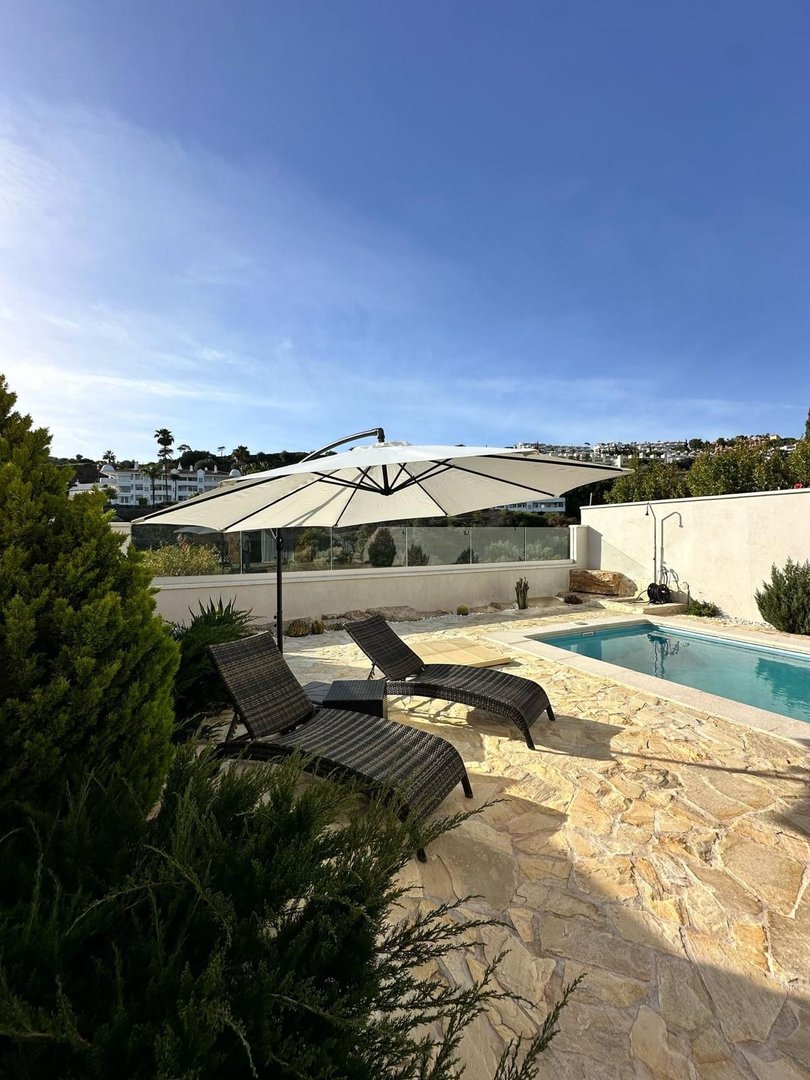 4 Bed بيت مدينة in Calahonda في Calahonda, تاون هاوس