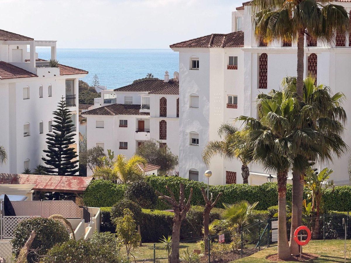 4 Bed بيت مدينة in Calahonda في Calahonda, تاون هاوس