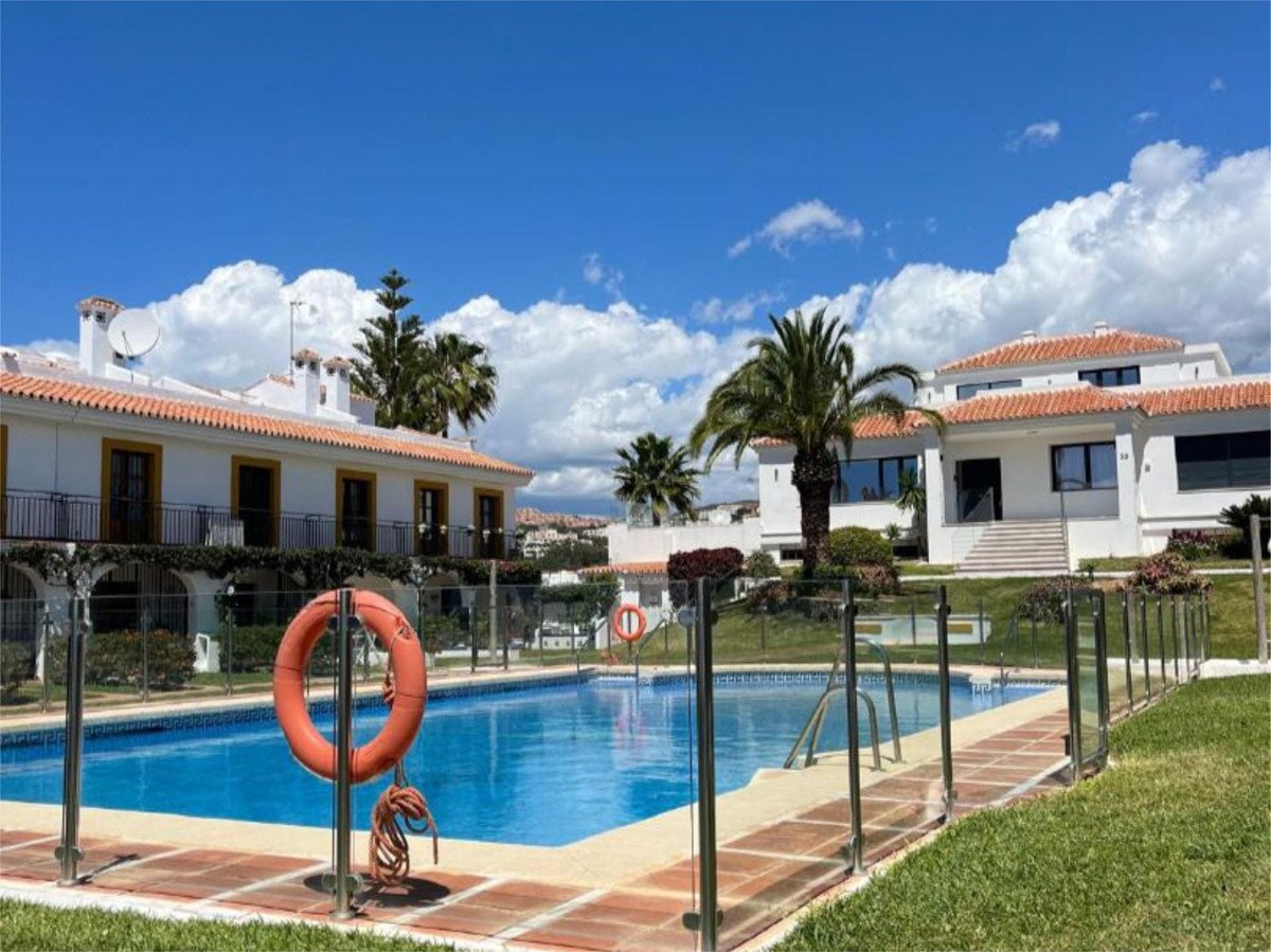4 Bed بيت مدينة in Calahonda في Calahonda, تاون هاوس