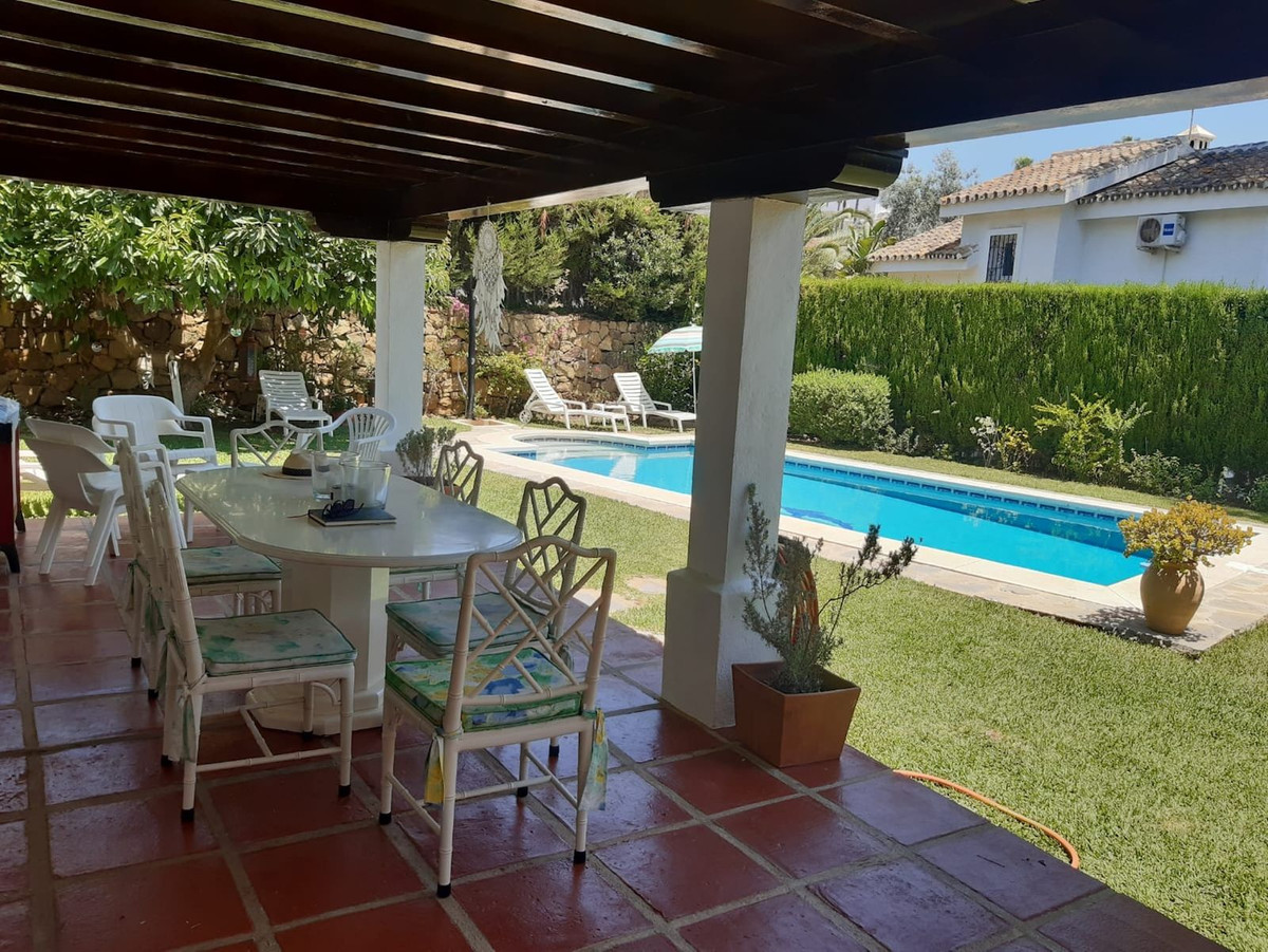 4 Bed فيلا مستقلة in Calahonda في Calahonda, فيلا منفصلة