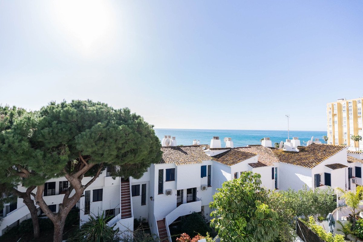 4 Bed منزل شبه منفصل in Calahonda في Calahonda, بيت شبه منفصل