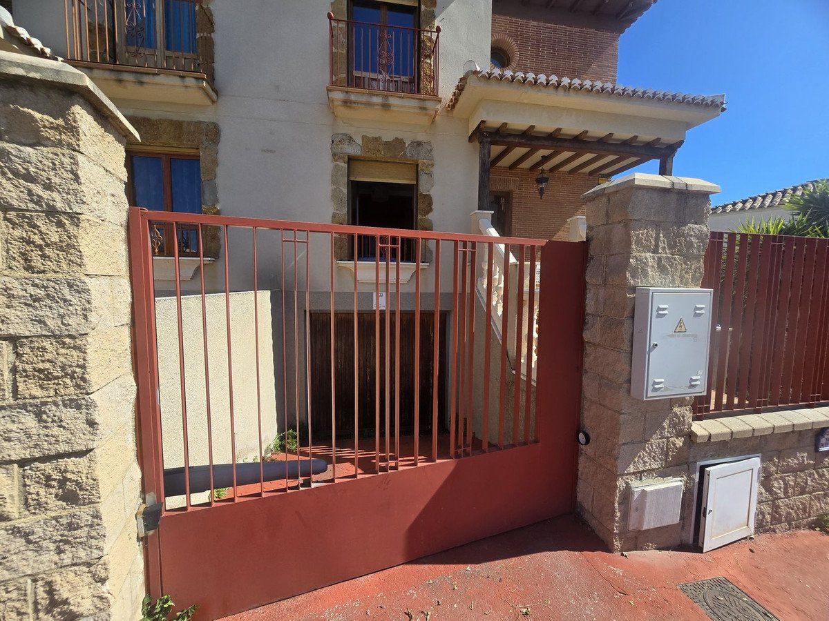 4 Bed Semi-Detached House in Calahonda in Calahonda — Semi-Detached House