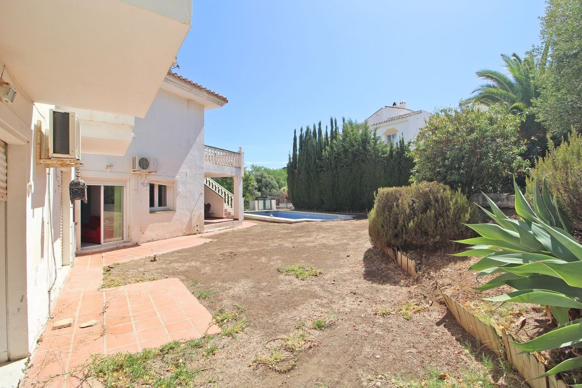8 Bed Detached Villa in Calahonda in Calahonda, Detached Villa