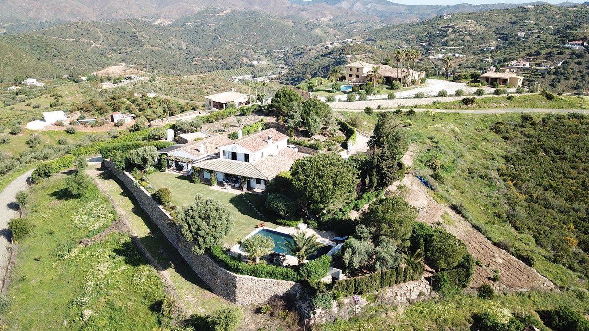 4 Bed فيلا مستقلة in La Cala de Mijas في La Cala de Mijas, فيلا منفصلة