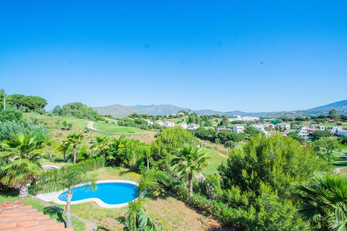 Villa with swimming pool overlooking golf course and distant mountains