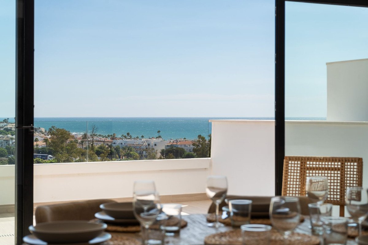 4 Bed شقة في الطابق الأوسط in La Cala de Mijas في La Cala de Mijas, 