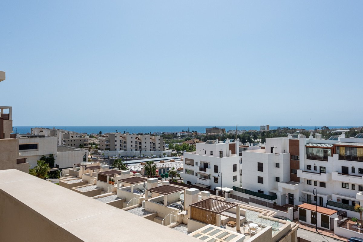 4 Bed Апартамент на среден етаж in La Cala de Mijas в La Cala de Mijas, 