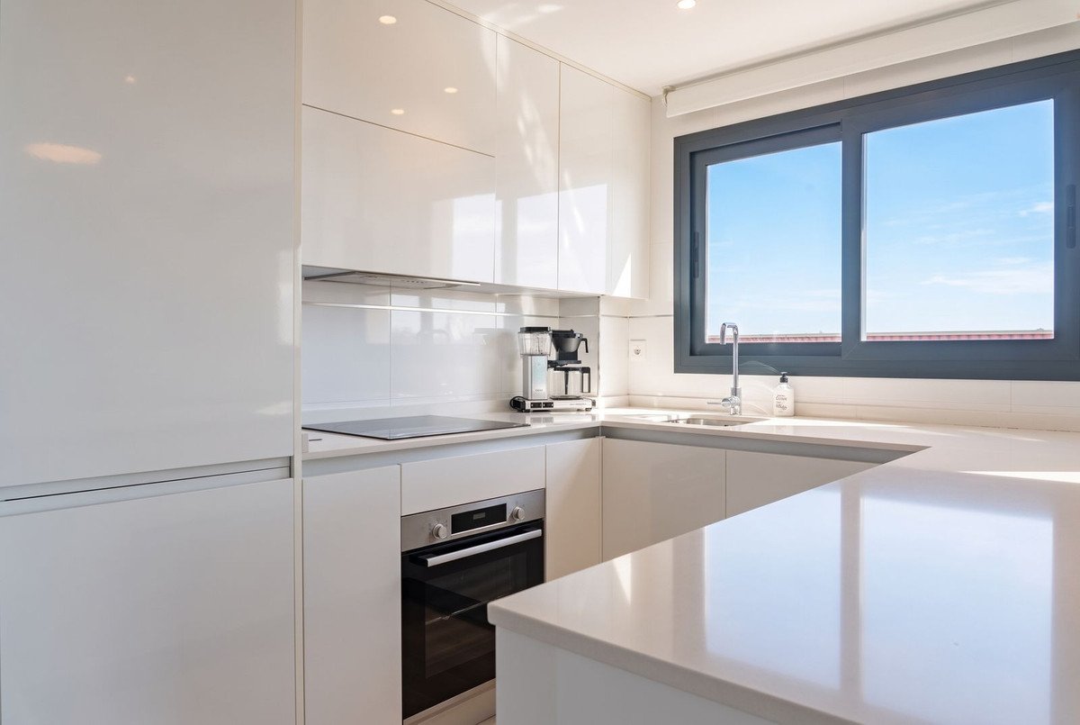 2 Bed Middle Floor Apartment in Las Lagunas