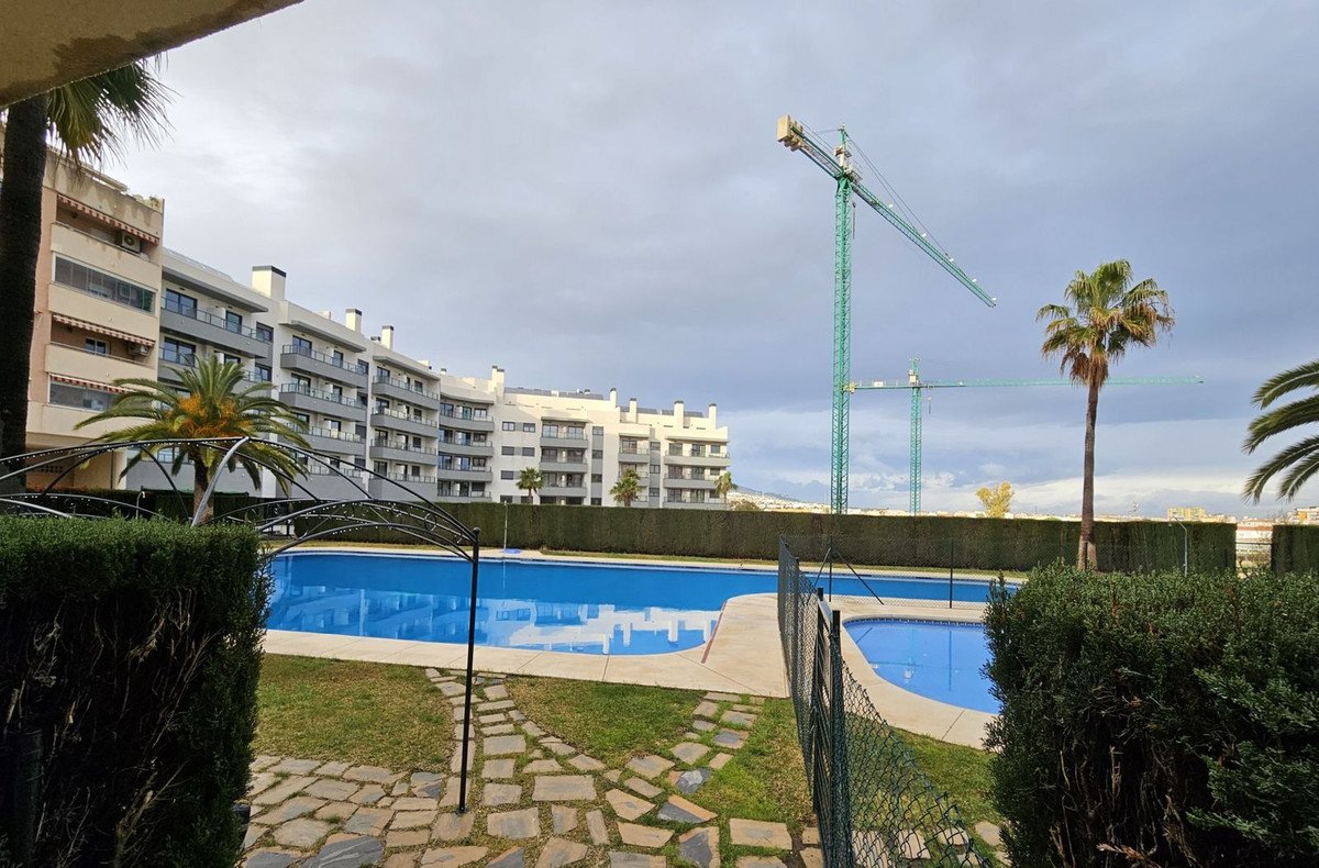 3 Bed شقة في الطابق الأوسط in Las Lagunas في Las Lagunas, شقة
