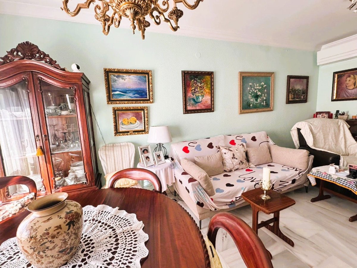 3 Bed شقة في الطابق الأوسط in Las Lagunas في Las Lagunas, شقة