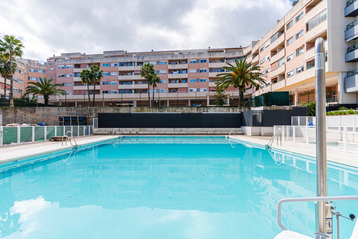 3 Bed شقة في الطابق الأوسط in Las Lagunas في Las Lagunas, شقة