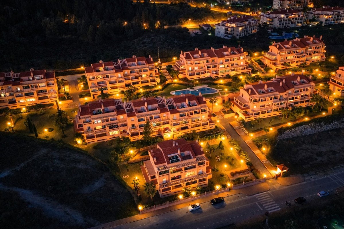 4 Bed شقة في الطابق الأوسط in El Faro في Mijas Costa, شقة