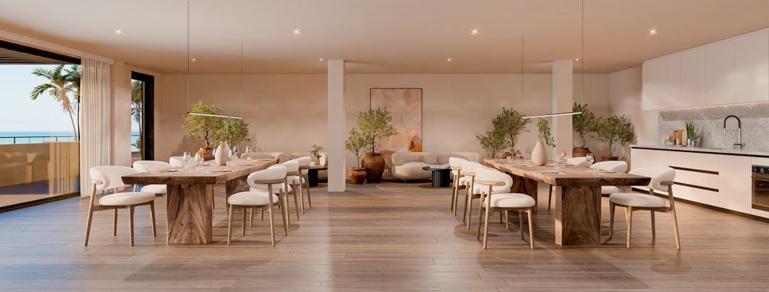 Moderne eetkamer met zeezicht, houten tafels en grote ramen.