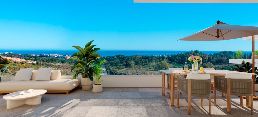 Modern balkon met zeezicht, tuinmeubels en weelderig groen.
