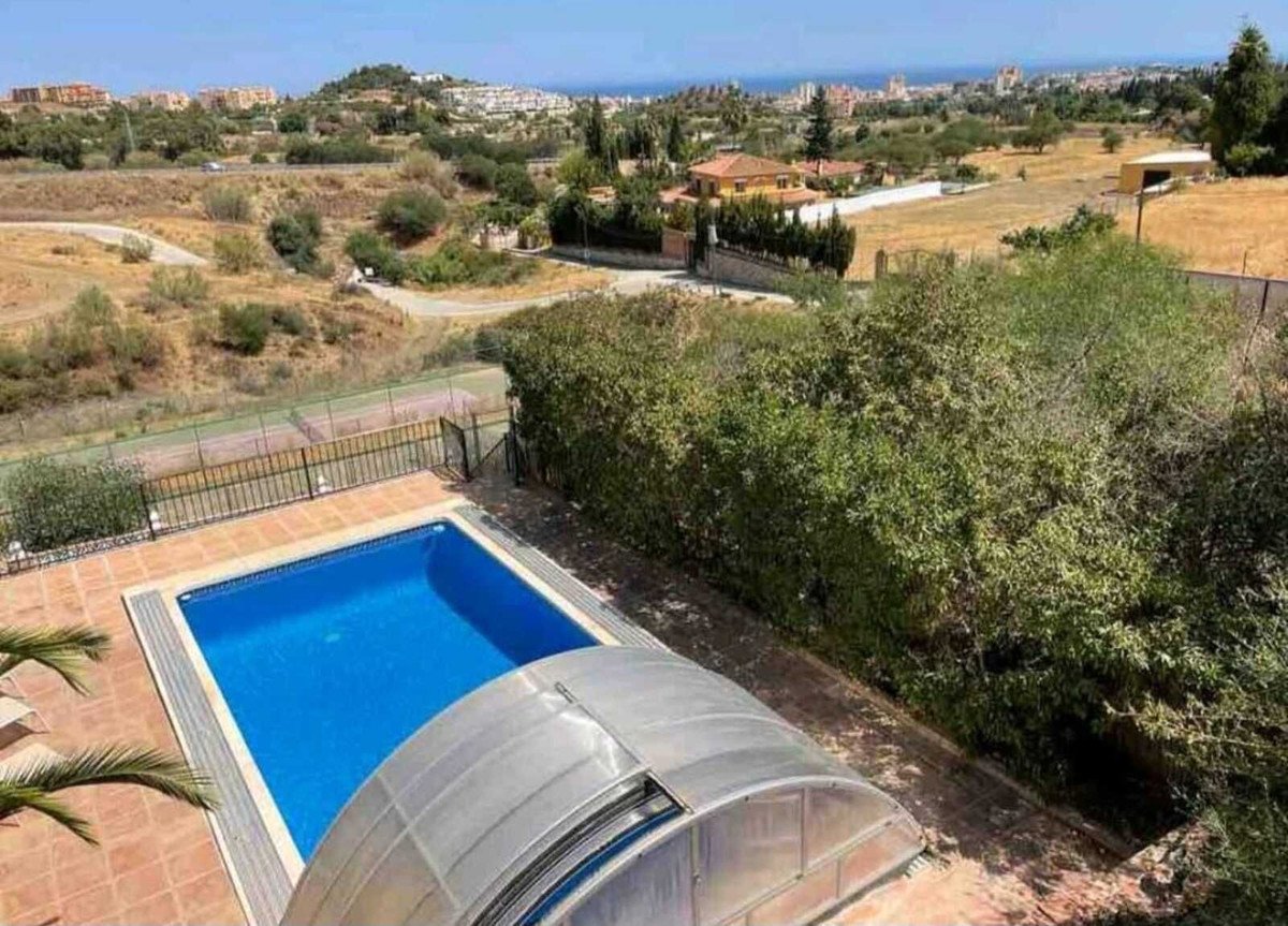 4 Bed فيلا مستقلة in Mijas Costa في Mijas Costa, فيلا منفصلة