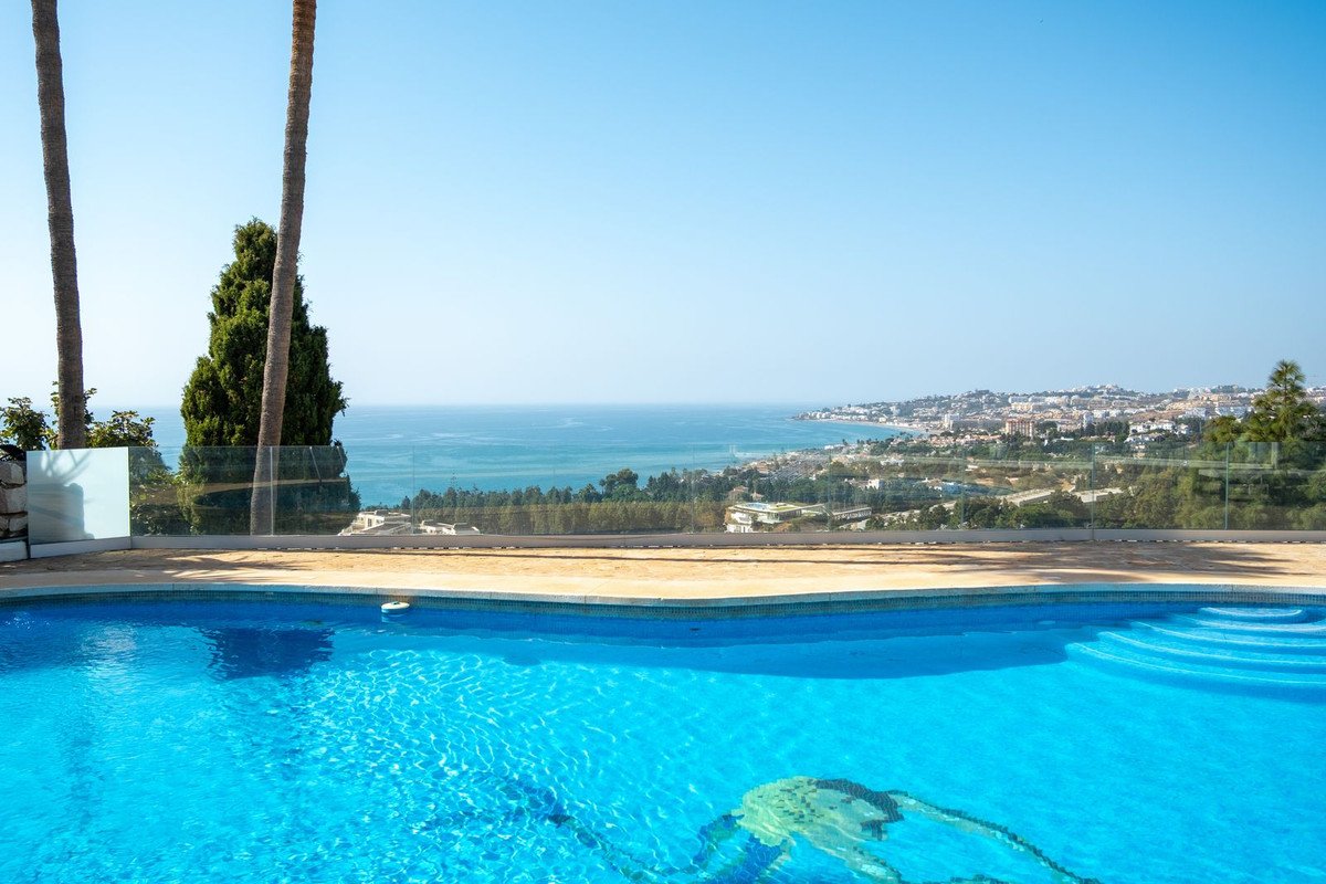 5 Bed فيلا مستقلة in Mijas Costa في Mijas Costa, فيلا منفصلة