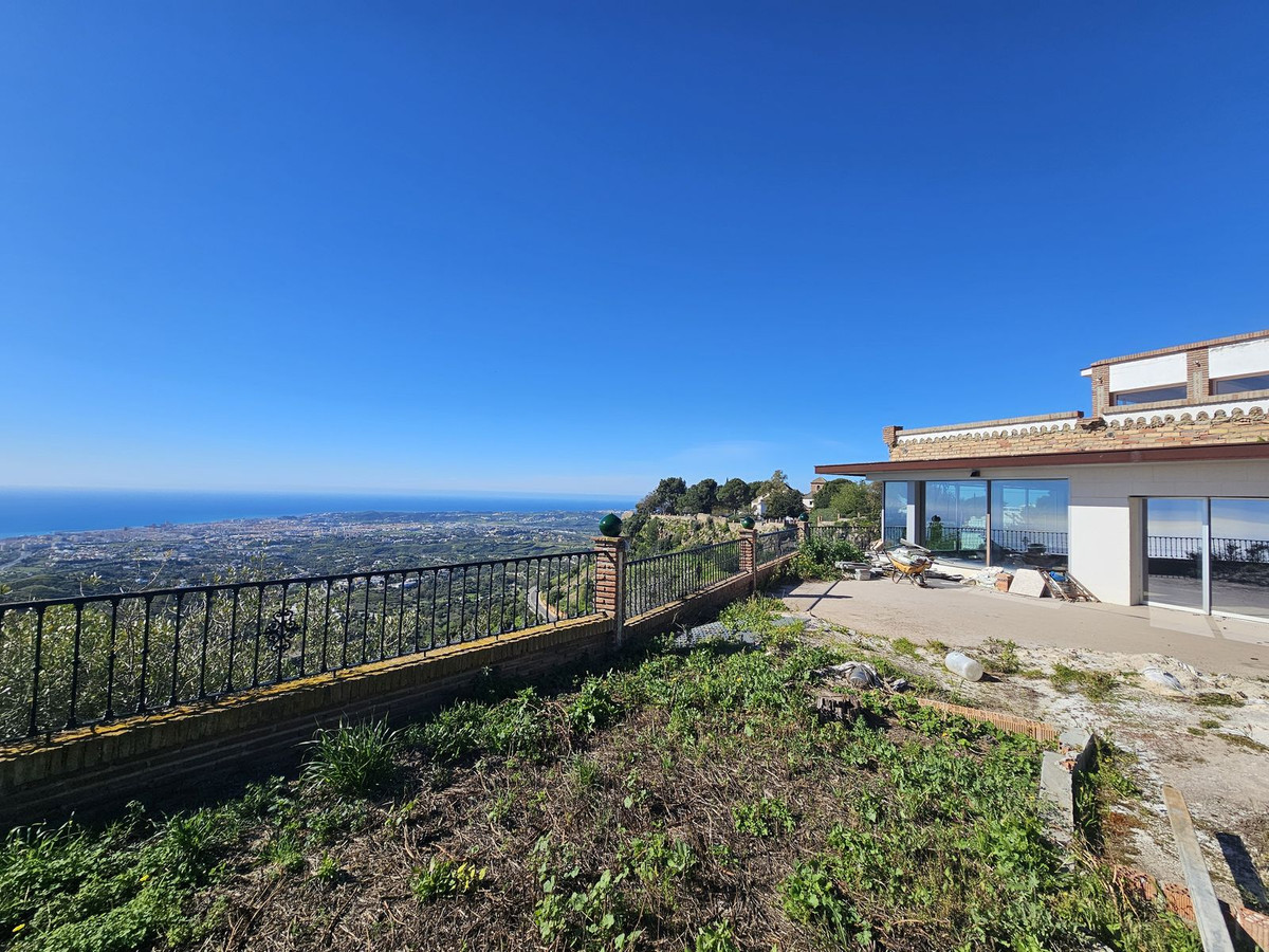 6 Bed City Palace in Mijas في Mijas, قصر المدينة