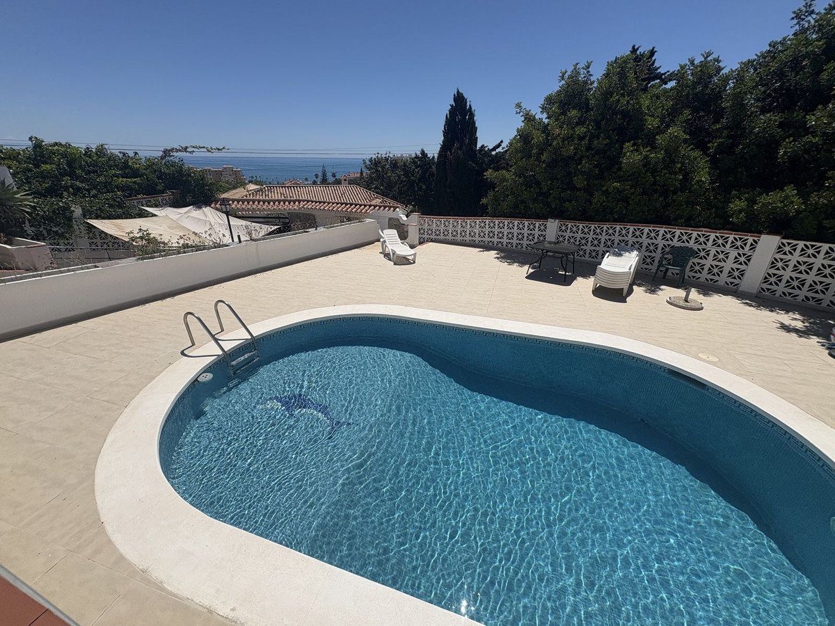 6 Bed فيلا مستقلة in Mijas Costa في Mijas Costa, فيلا منفصلة