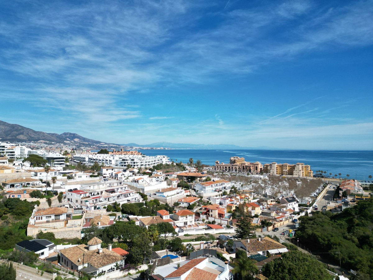 6 Bed فيلا مستقلة in Mijas Costa في Mijas Costa, فيلا منفصلة