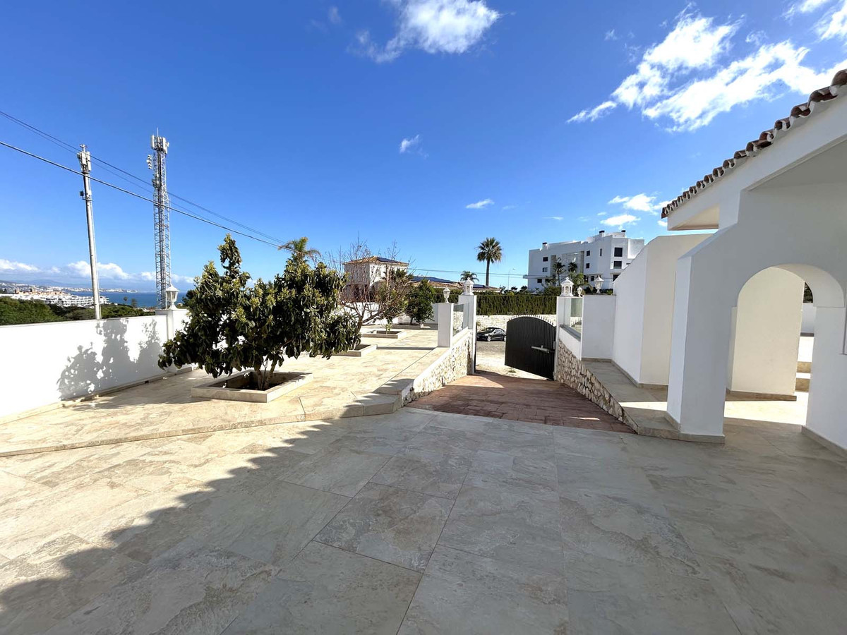 7 Bed فيلا مستقلة in Mijas Costa في Mijas Costa, فيلا مستقلة