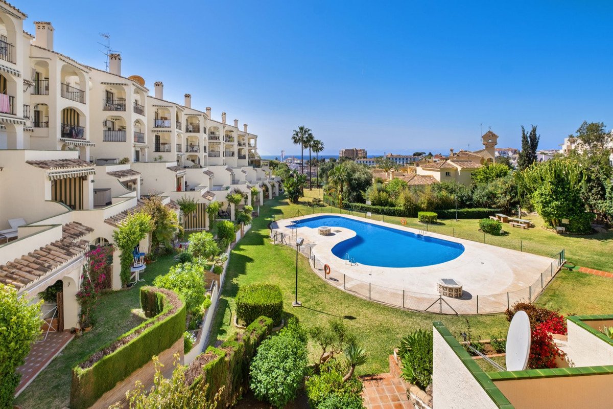 2 Bed شقة في الطابق الأوسط in Riviera del Sol في Riviera del Sol, شقة