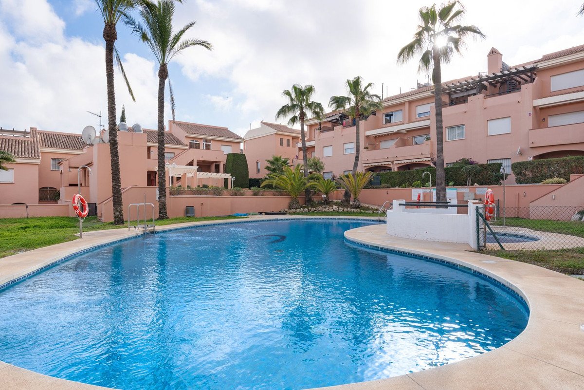 2 Bed شقة في الطابق الأوسط in Riviera del Sol في Riviera del Sol, شقة