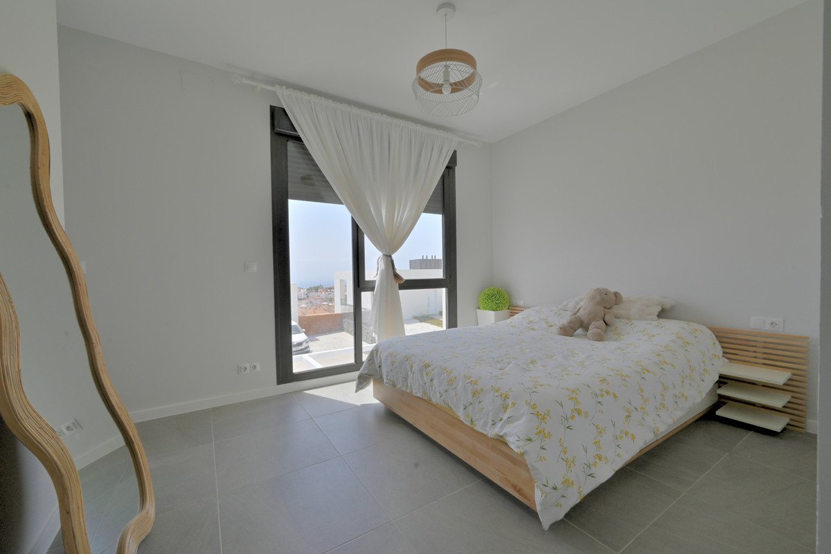 4 Bed Semi-Detached House in Riviera del Sol in Riviera del Sol, Semi-Detached House
