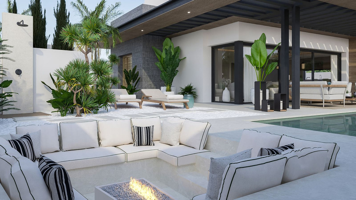 Luxe Bali villa buitenruimte met zwembad, zithoek, en ligstoelen.