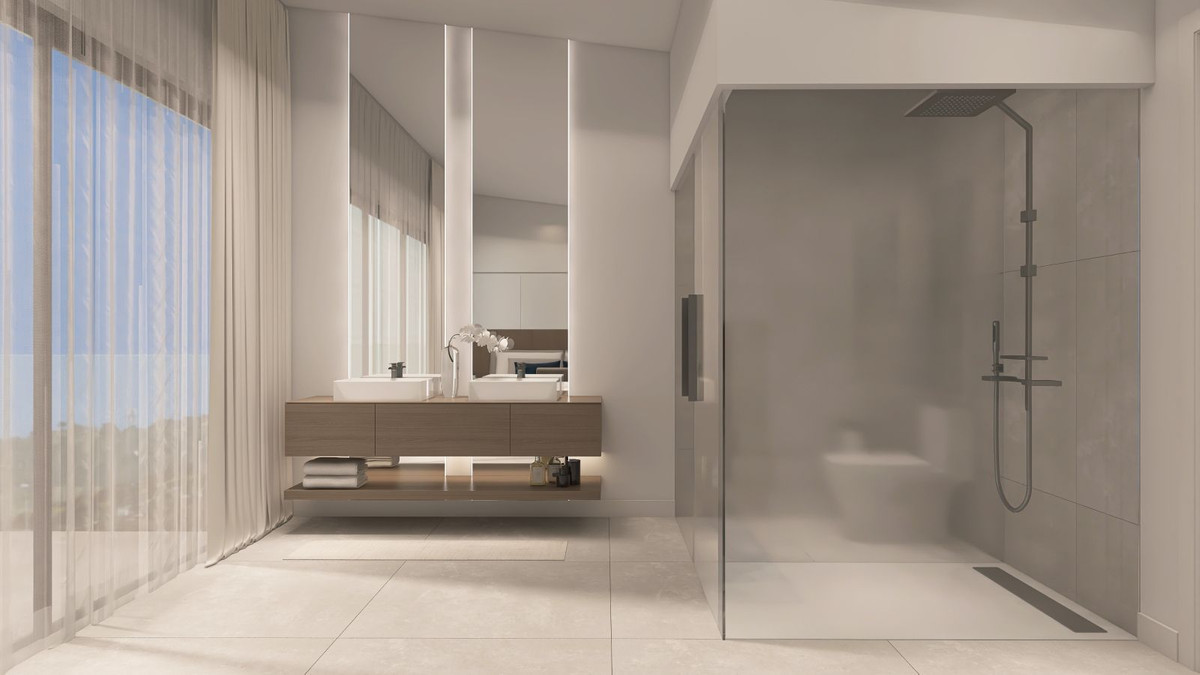 Moderne badkamer met wastafel, spiegel en inloopdouche.