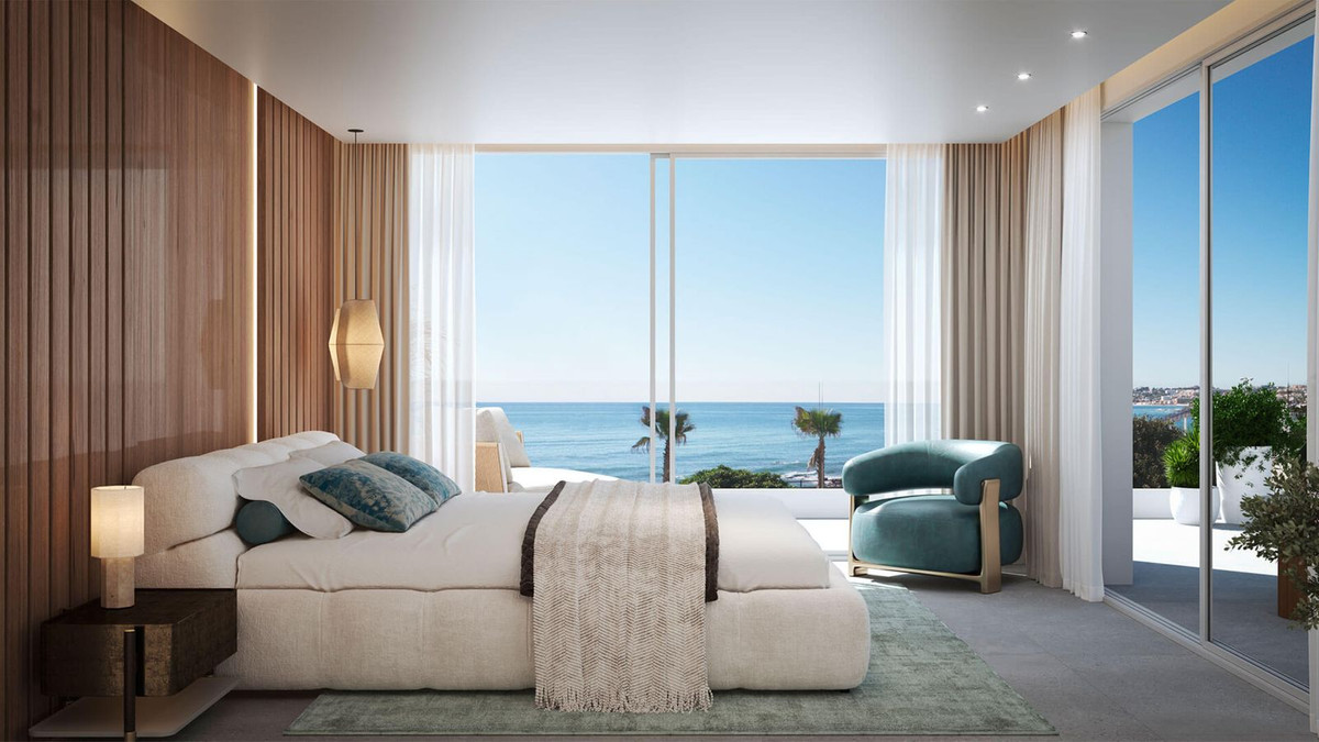 Moderne slaapkamer met uitzicht op de oceaan en een groot terras.